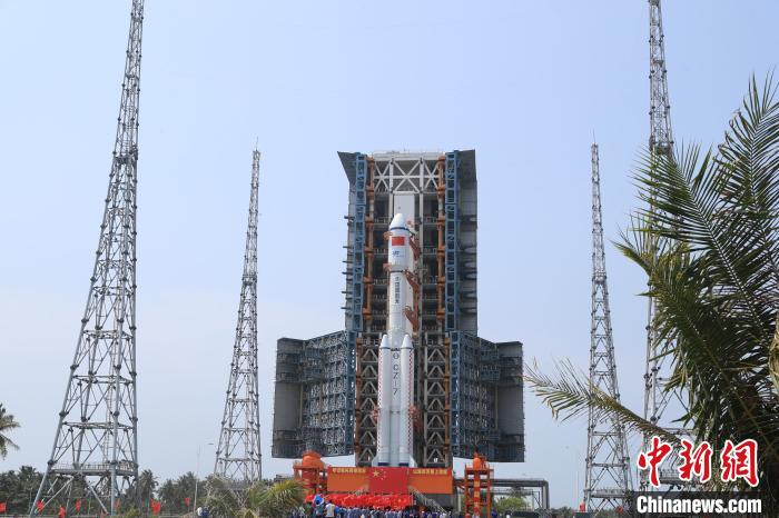 北京時間5月7日，天舟六號貨運飛船與長征七號遙七運載火箭組合體垂直轉(zhuǎn)運至發(fā)射區(qū)?！∏窳④?黃國暢 攝