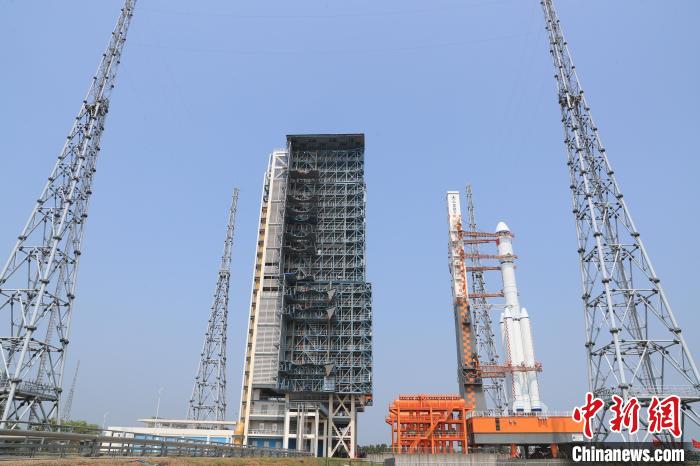 北京時間5月7日，天舟六號貨運飛船與長征七號遙七運載火箭組合體垂直轉(zhuǎn)運至發(fā)射區(qū)?！∏窳④?黃國暢 攝