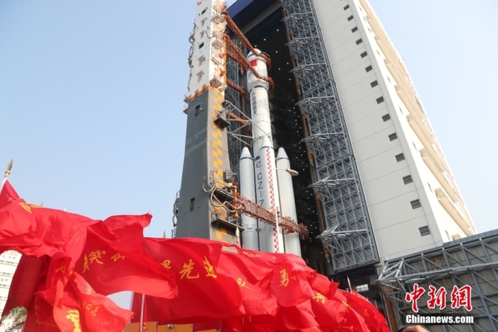 圖為轉(zhuǎn)運(yùn)現(xiàn)場。攝影 邱立軍 黃國暢