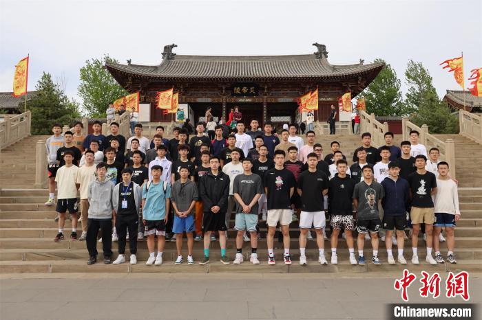 比賽結(jié)束后，兩岸學(xué)生參訪高平炎帝陵?！≈鬓k方供圖