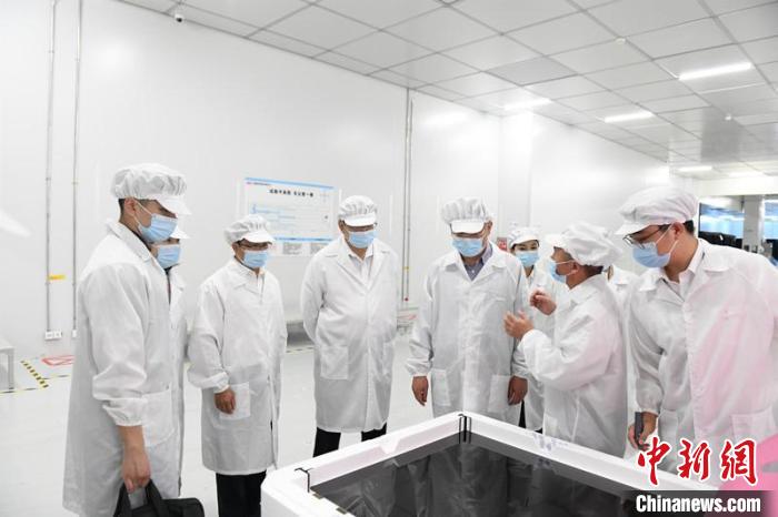 圖為蔡達(dá)峰一行在惠科電子(北海)科技產(chǎn)業(yè)園調(diào)研?！×趾?攝