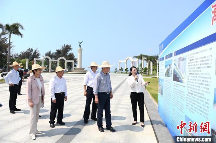 圖為蔡達(dá)峰一行了解北海銀灘景區(qū)改造提升工程情況?！×趾?攝