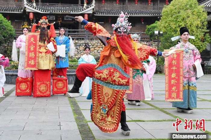 “00后”戲曲演員在楓香瑤寨表演溆浦辰河目連戲?！钊A峰 攝