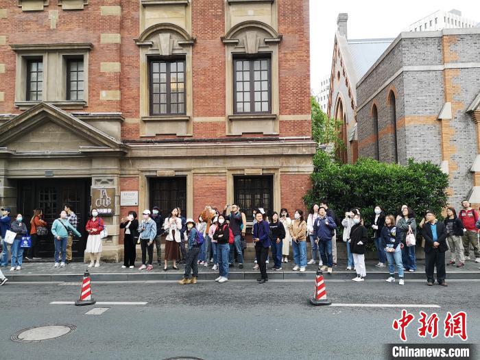 新階層人士走讀“外灘源”?！》队畋?攝