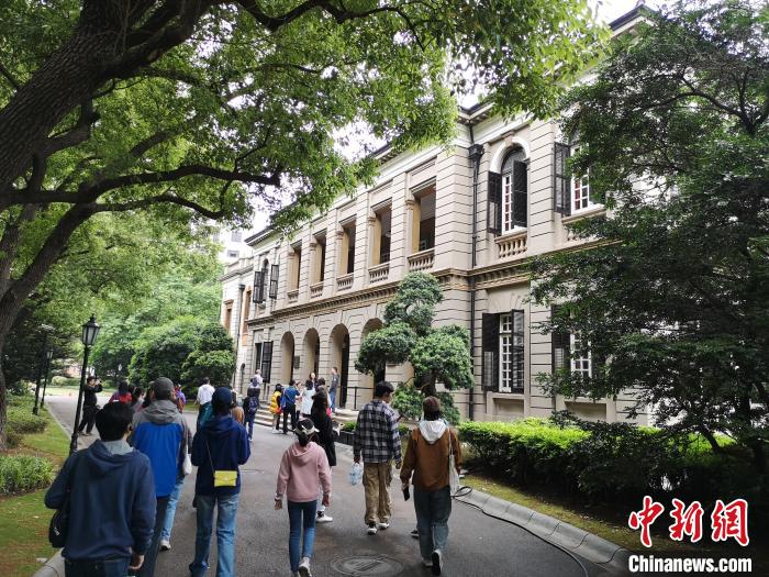 新階層人士參觀英國駐滬領事館?！》队畋?攝