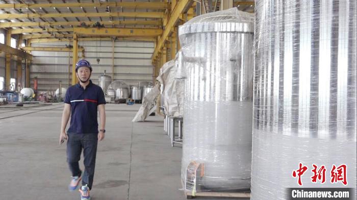 汪光典在不銹鋼罐體生產(chǎn)車間?！垈髅?攝