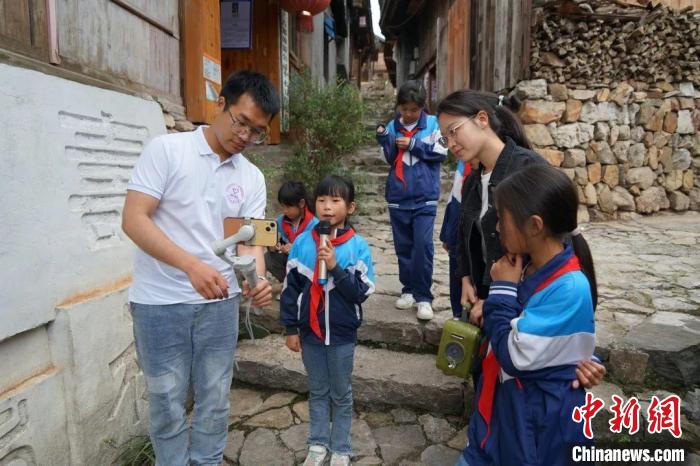 杜曉帆與該中心教師團(tuán)隊積極探索文化遺產(chǎn)方法論，深耕鄉(xiāng)村遺產(chǎn)領(lǐng)域?！?fù)旦大學(xué)國土與文化資源研究中心供圖