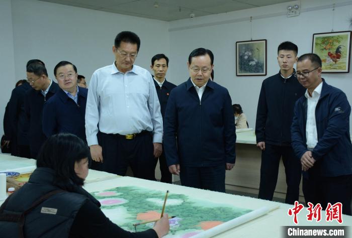 致公黨中央主席蔣作君近日率調(diào)研組赴山東開展重點(diǎn)考察調(diào)研。圖為在菏澤市巨野縣書畫院調(diào)研?！五?攝