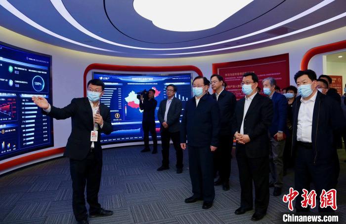 致公黨中央主席蔣作君率調(diào)研組赴天津開展重點(diǎn)考察調(diào)研。圖為在云賬戶共享經(jīng)濟(jì)信息咨詢有限公司調(diào)研?！⒖∩n 攝