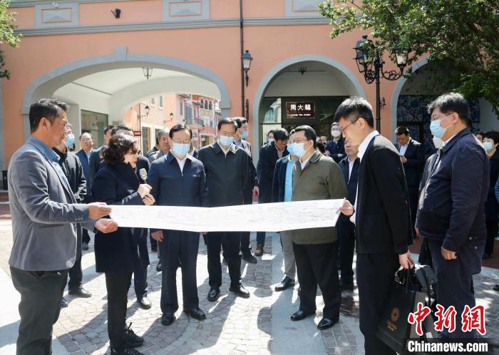 致公黨中央主席蔣作君近日率調(diào)研組赴天津開展重點(diǎn)考察調(diào)研。圖為在佛羅倫薩小鎮(zhèn)調(diào)研?！⒖∩n 攝