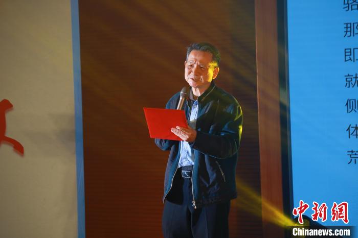 臺灣詩人白靈帶來了一首自創(chuàng)的詩歌《大戈壁》?！￠}南師范大學(xué)供圖