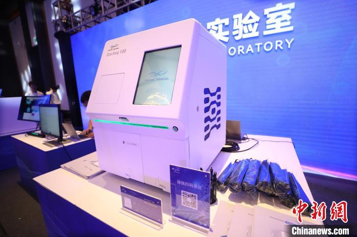 圖為發(fā)布會(huì)上展示的科技產(chǎn)品?！±祖I 攝