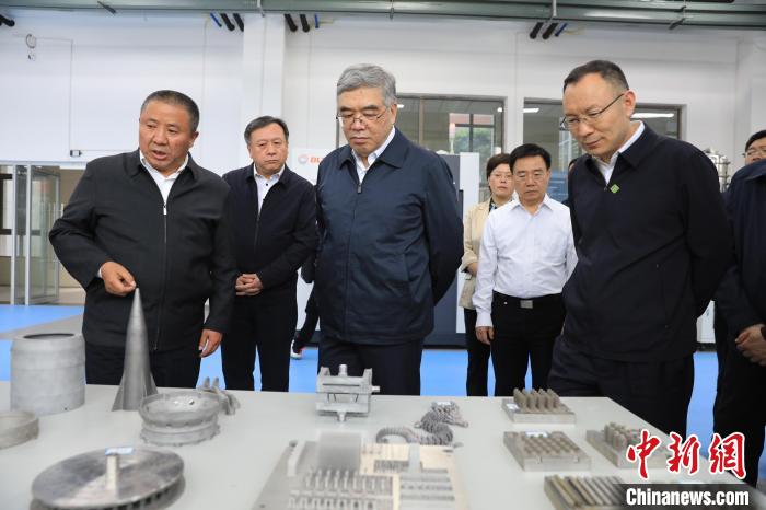 民進(jìn)中央常務(wù)副主席朱永新率調(diào)研組赴四川開展重點(diǎn)考察調(diào)研。圖為在四川工程職業(yè)技術(shù)學(xué)院考察調(diào)研?！∶襁M(jìn)中央供圖