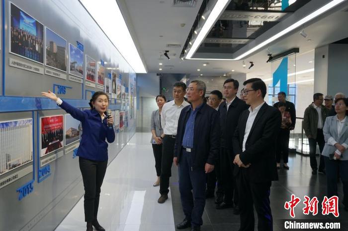 民進(jìn)中央主席蔡達(dá)峰近日率調(diào)研組赴江蘇開展重點(diǎn)考察調(diào)研。圖為在江陰實(shí)地考察雙良集團(tuán)有限公司?！O權(quán) 攝