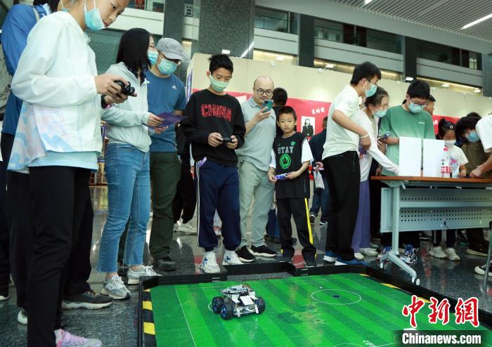 中科院計算所“神計妙算”公眾科學(xué)日活動現(xiàn)場?！≈锌圃河嬎闼?供圖