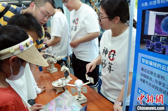中科院計算所“神計妙算”公眾科學(xué)日活動現(xiàn)場?！≈锌圃河嬎闼?供圖