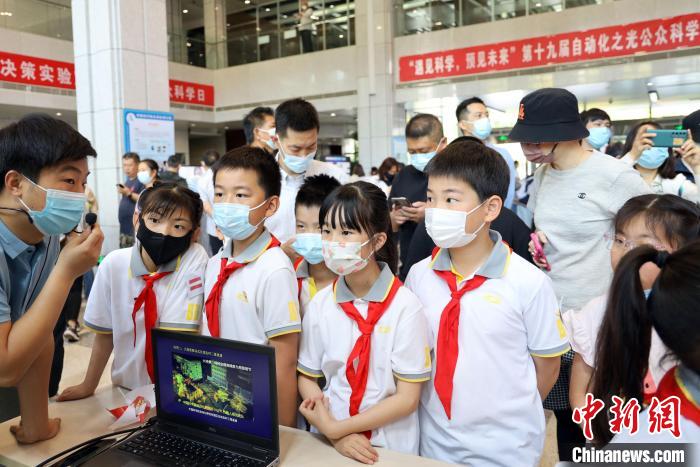 中科院自動化所“自動化之光”公眾科學(xué)日活動現(xiàn)場?！≈锌圃鹤詣踊?供圖