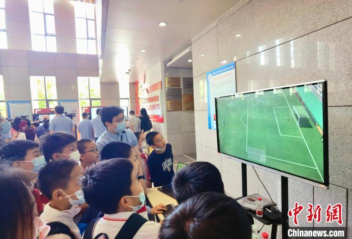 中科院自動化所“自動化之光”公眾科學(xué)日活動現(xiàn)場?！≈锌圃鹤詣踊?供圖