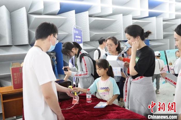 中科院聲學(xué)所公眾科學(xué)日活動現(xiàn)場?！≈锌圃郝晫W(xué)所 供圖