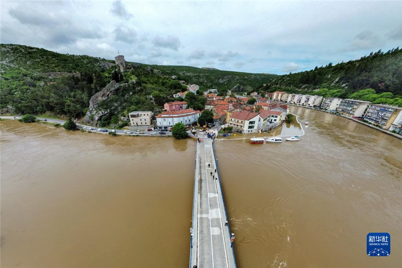 這是5月15日在克羅地亞奧布羅瓦茨拍攝的雨后水位暴漲的茲爾馬尼亞河。新華社發(fā)（Pixsell圖片社/西梅·澤利克攝）