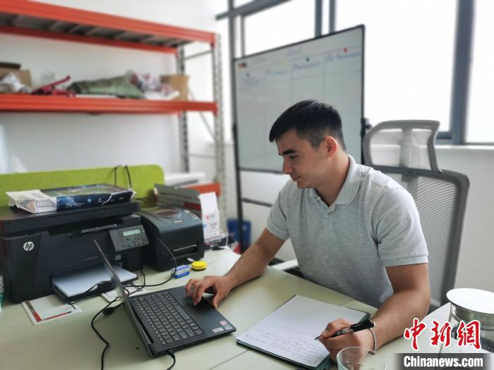 李浩宇正在辦公。　黨田野 攝