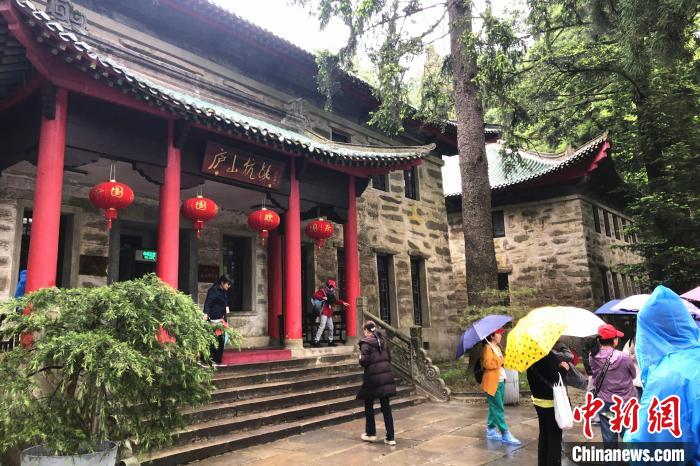 圖為在廬山抗戰(zhàn)博物館外，有不少等待參觀的游客?！蛆i泉 攝