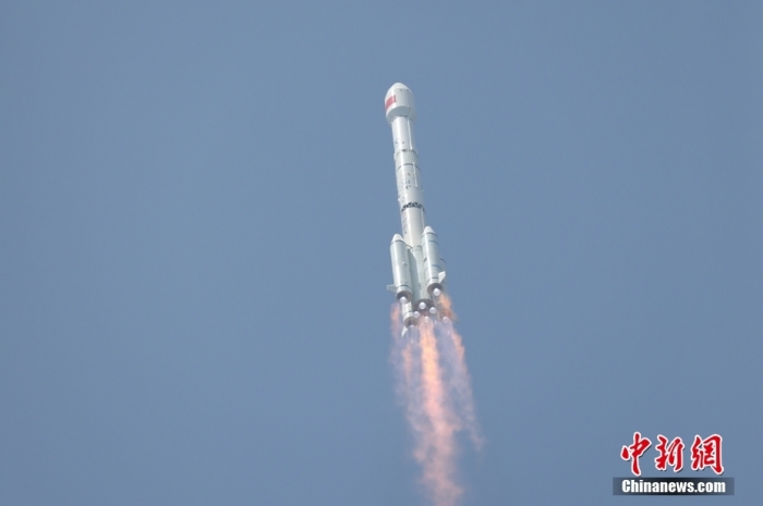 5月17日10時49分，我國在西昌衛(wèi)星發(fā)射中心用長征三號乙運載火箭，成功發(fā)射第五十六顆北斗導(dǎo)航衛(wèi)星。該衛(wèi)星屬地球靜止軌道衛(wèi)星，是我國北斗三號工程的首顆備份衛(wèi)星。入軌并完成在軌測試后，將接入北斗衛(wèi)星導(dǎo)航系統(tǒng)。此次發(fā)射是北斗三號工程高密度組網(wǎng)之后，時隔3年的首發(fā)任務(wù)。朱磊 攝