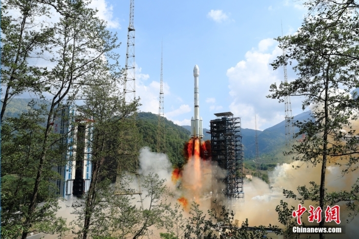 5月17日10時49分，我國在西昌衛(wèi)星發(fā)射中心用長征三號乙運載火箭，成功發(fā)射第五十六顆北斗導(dǎo)航衛(wèi)星。該衛(wèi)星屬地球靜止軌道衛(wèi)星，是我國北斗三號工程的首顆備份衛(wèi)星。入軌并完成在軌測試后，將接入北斗衛(wèi)星導(dǎo)航系統(tǒng)。此次發(fā)射是北斗三號工程高密度組網(wǎng)之后，時隔3年的首發(fā)任務(wù)。楊志遠 攝