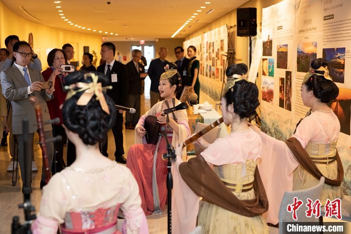 當?shù)貢r間5月19日，中國常駐聯(lián)合國代表團、中國文化和旅游部、泉州市人民政府在紐約聯(lián)合國總部聯(lián)合舉辦“茶和天下·雅集”主題展覽和招待會。圖為展覽現(xiàn)場泉州南音表演。 <a target='_blank' href='/' _fcksavedurl='/'><p  align=