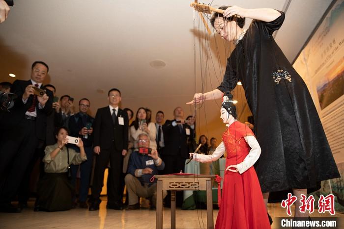 當?shù)貢r間5月19日，中國常駐聯(lián)合國代表團、中國文化和旅游部、泉州市人民政府在紐約聯(lián)合國總部聯(lián)合舉辦“茶和天下·雅集”主題展覽和招待會。圖為展覽表演泉州提線木偶寫書法。 <a target='_blank' href='/' _fcksavedurl='/'><p  align=