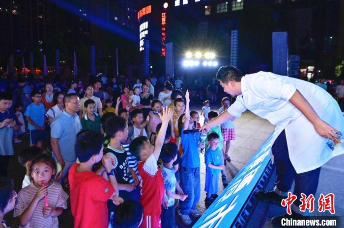 2023年鷹潭市“好奇心”科普節(jié)吸引了不少孩子踴躍參與。　主辦方 供圖