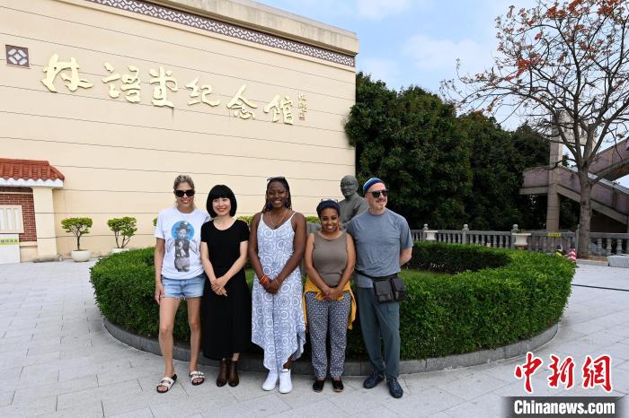 代表團(tuán)成員參訪林語堂紀(jì)念館?！埥鸫?攝