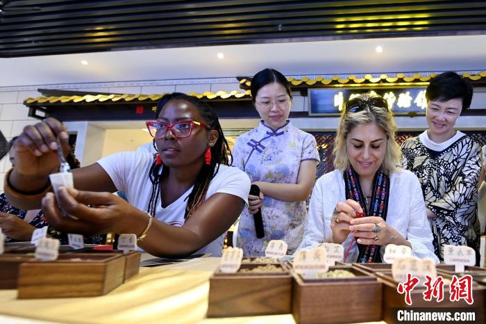 代表團(tuán)成員在片仔癀博物館內(nèi)制作中藥配方香囊。　張金川 攝