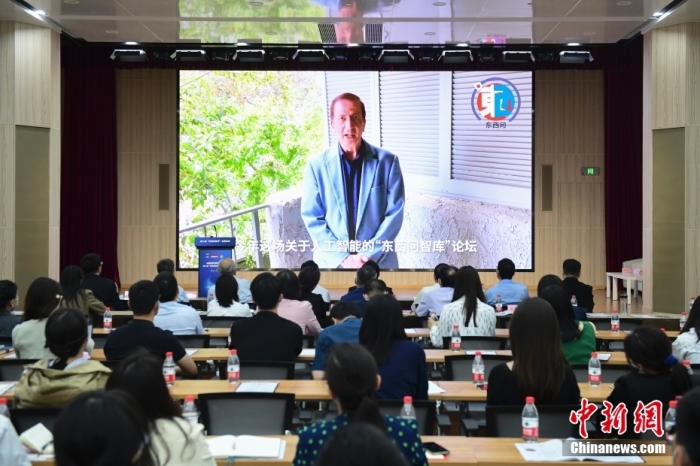 5月30日，<a target='_blank' href='/'>中新社</a>第二屆“東西問(wèn)智庫(kù)”主題論壇在北京舉行，多位中外專(zhuān)家圍繞“AI革命與文明進(jìn)化”展開(kāi)討論。圖為美國(guó)加州理工學(xué)院電氣工程和計(jì)算機(jī)科學(xué)教授、人工智能專(zhuān)家亞瑟·阿布-穆斯塔法通過(guò)視頻在論壇上作主旨演講。<a target='_blank' href='/'>中新社</a>記者 田雨昊 攝