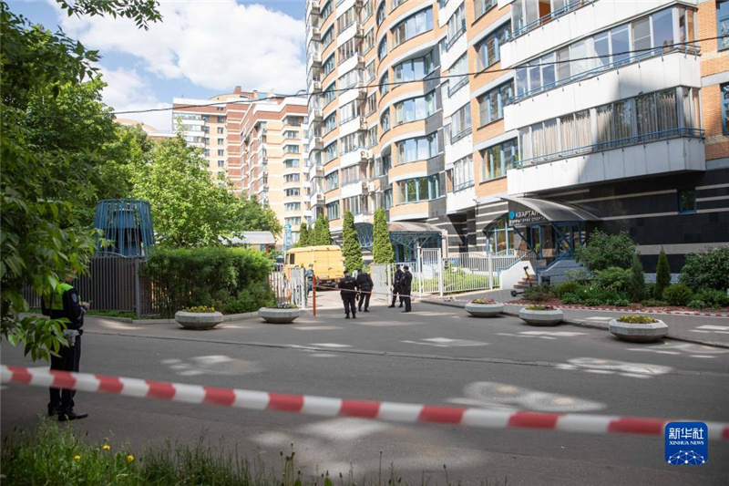 5月30日，警察在俄羅斯首都莫斯科的樓房遭襲現(xiàn)場(chǎng)警戒。新華社記者白雪騏攝