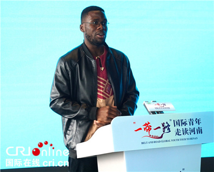 國(guó)際青年代表奕曉龍發(fā)言。賈親親 攝