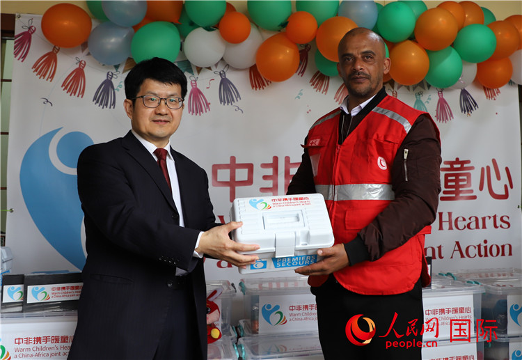 李健大使向孤兒院負責(zé)人移交捐贈物資。人民網(wǎng)記者 王傳寶攝