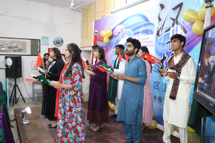 “漢語橋”世界大學(xué)生中文比賽卡拉奇賽區(qū)決賽現(xiàn)場，參賽選手共同演唱中文歌曲?？ɡ娲髮W(xué)孔子學(xué)院供圖