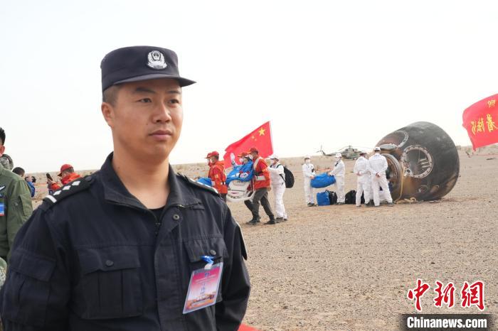 圖為阿拉善邊境管理支隊(duì)民警在著陸場開展安保工作。　張杰 攝