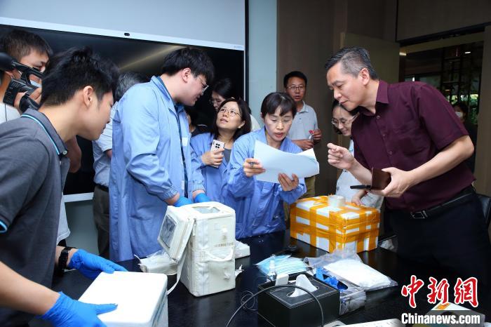 科研人員清點(diǎn)、查看隨神舟十五號(hào)返回地面的空間科學(xué)實(shí)驗(yàn)樣品?！≈锌圃嚎臻g應(yīng)用中心 供圖