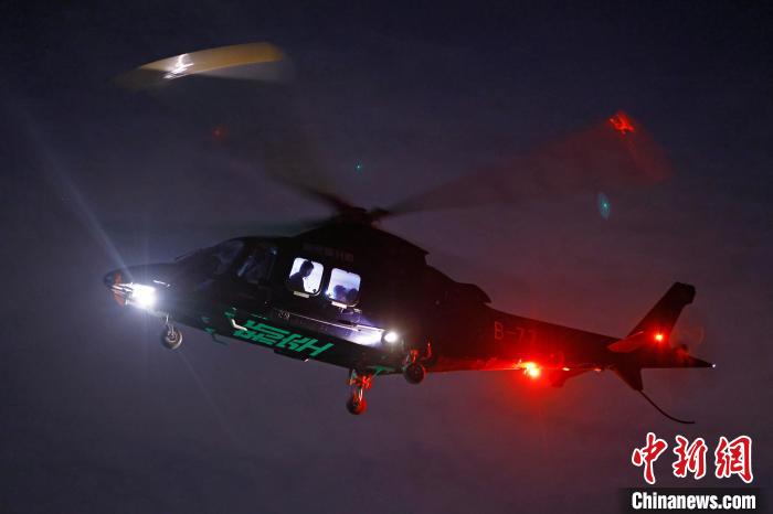 6月3日晚，游客乘坐上海新空直升機(jī)有限公司直升機(jī)開啟鳥瞰黃浦江空中圓夢(mèng)之旅?！∫罅⑶?攝