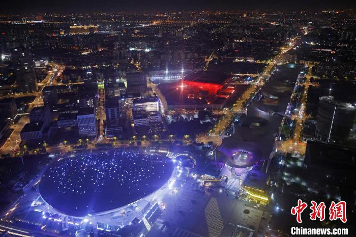 6月3日晚，鳥瞰上海黃浦江兩岸城市夜景。　殷立勤 攝