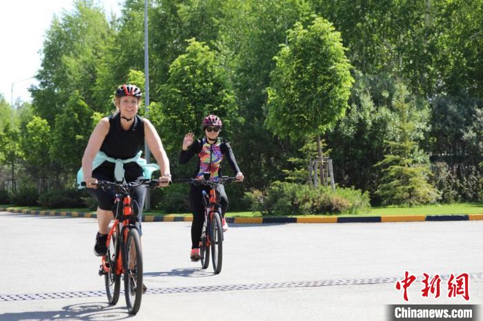 亞信副秘書長(zhǎng)遲方(右一)與聯(lián)合國(guó)駐哈協(xié)調(diào)員在騎行活動(dòng)中。　亞信秘書處供圖