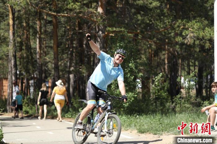 當(dāng)?shù)貢r(shí)間4日，哈外交部副部長(zhǎng)羅曼·瓦西連科在騎行活動(dòng)中。　亞信秘書處供圖