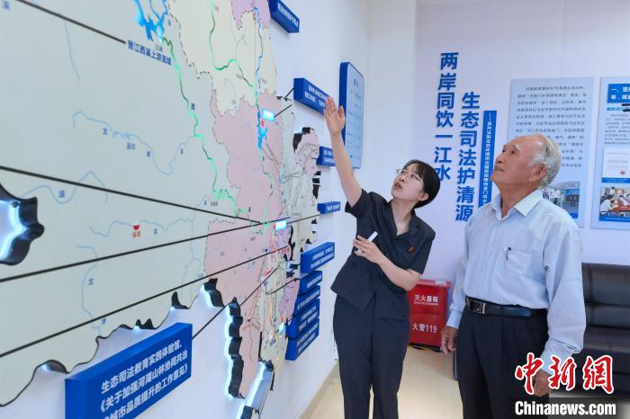 金門同胞參觀金門供水水源生態(tài)司法保護基地?！O虹 攝