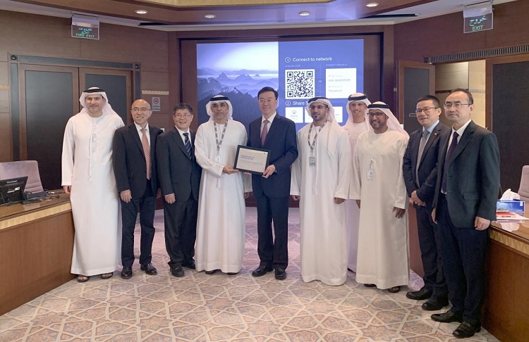 圖為阿布扎比陸上石油公司代表向中企頒發(fā)6600萬安全工時(shí)證書。中國石油工程建設(shè)有限公司供圖