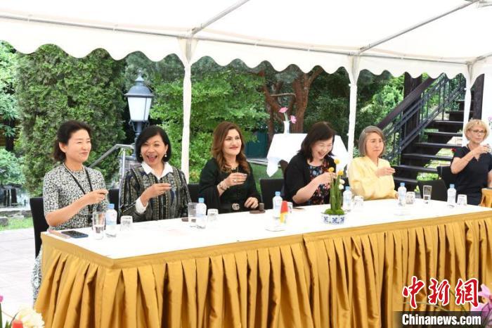 圖為嘉賓品味烏龍茶。　柏林中國文化中心供圖。