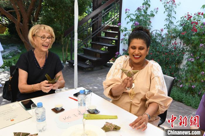 圖為嘉賓展示包粽子成果。　柏林中國文化中心供圖。