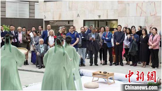 嘉賓觀看茶舞表演?！⌒抨?yáng)市委宣傳部供圖