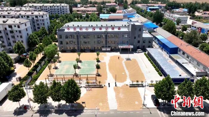 德州陵城區(qū)開(kāi)放1297處鎮(zhèn)村公共場(chǎng)地，緩解農(nóng)民曬糧難題?！×瓿菂^(qū)委宣傳部供圖